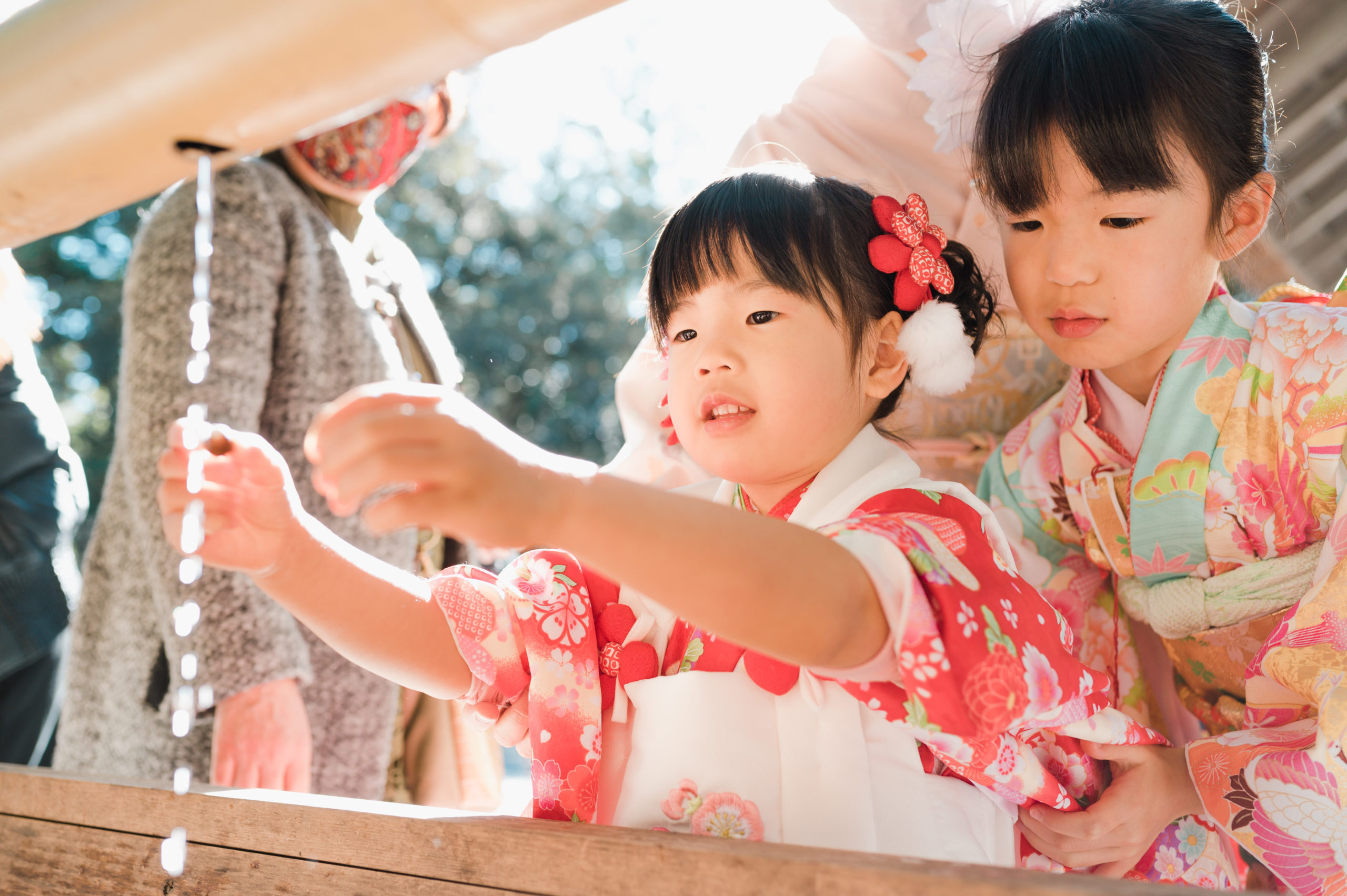 伊勢神宮で七五三、姉妹、手を洗う